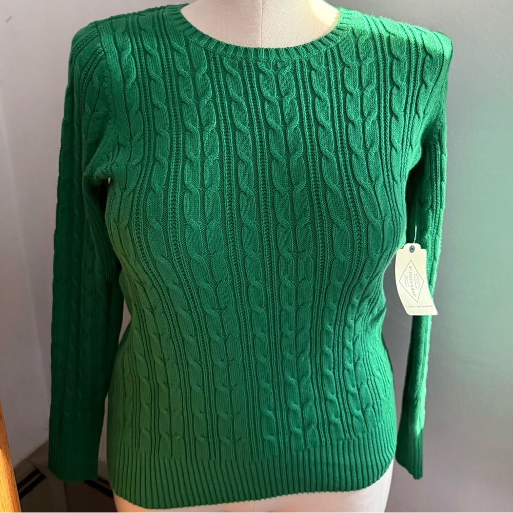New women's medium cable knit sweater